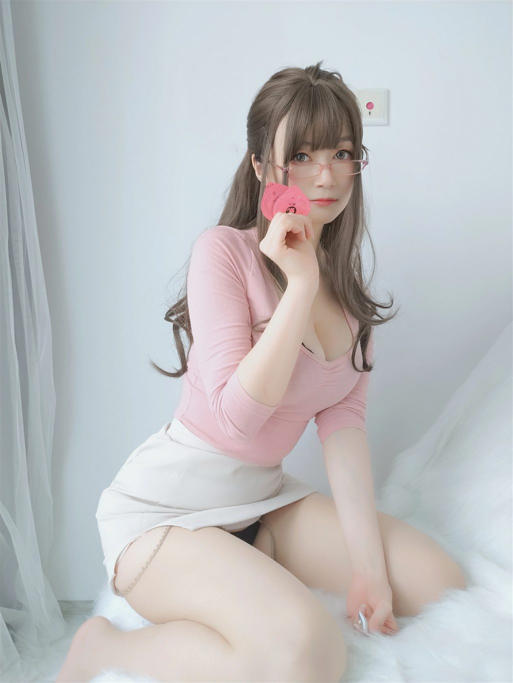 网红性感少女白银81粉色紧身上衣与白色短裙加肉丝美腿性感私房写真集