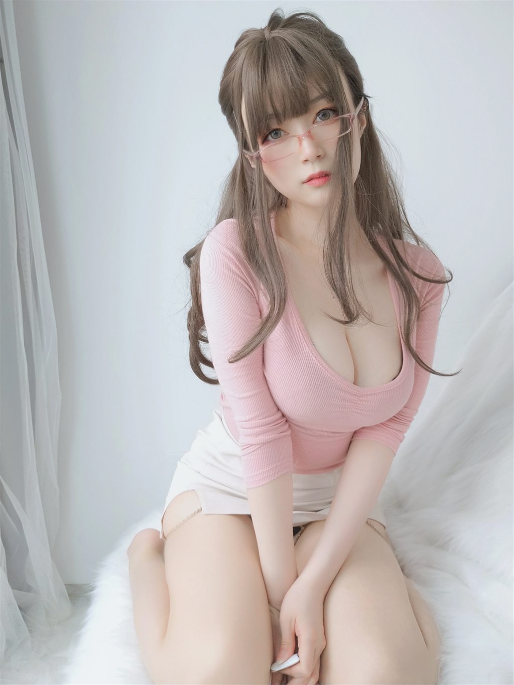 网红性感少女白银81粉色紧身上衣与白色短裙加肉丝美腿性感私房写真集