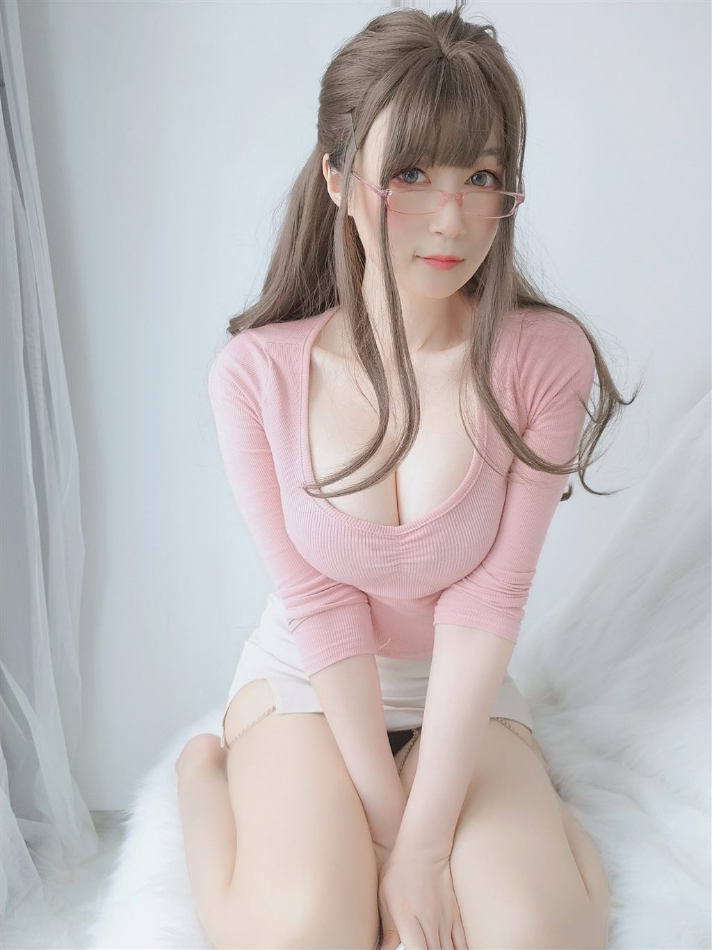 网红性感少女白银81粉色紧身上衣与白色短裙加肉丝美腿性感私房写真集