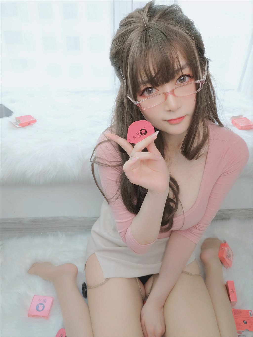 网红性感少女白银81粉色紧身上衣与白色短裙加肉丝美腿性感私房写真集
