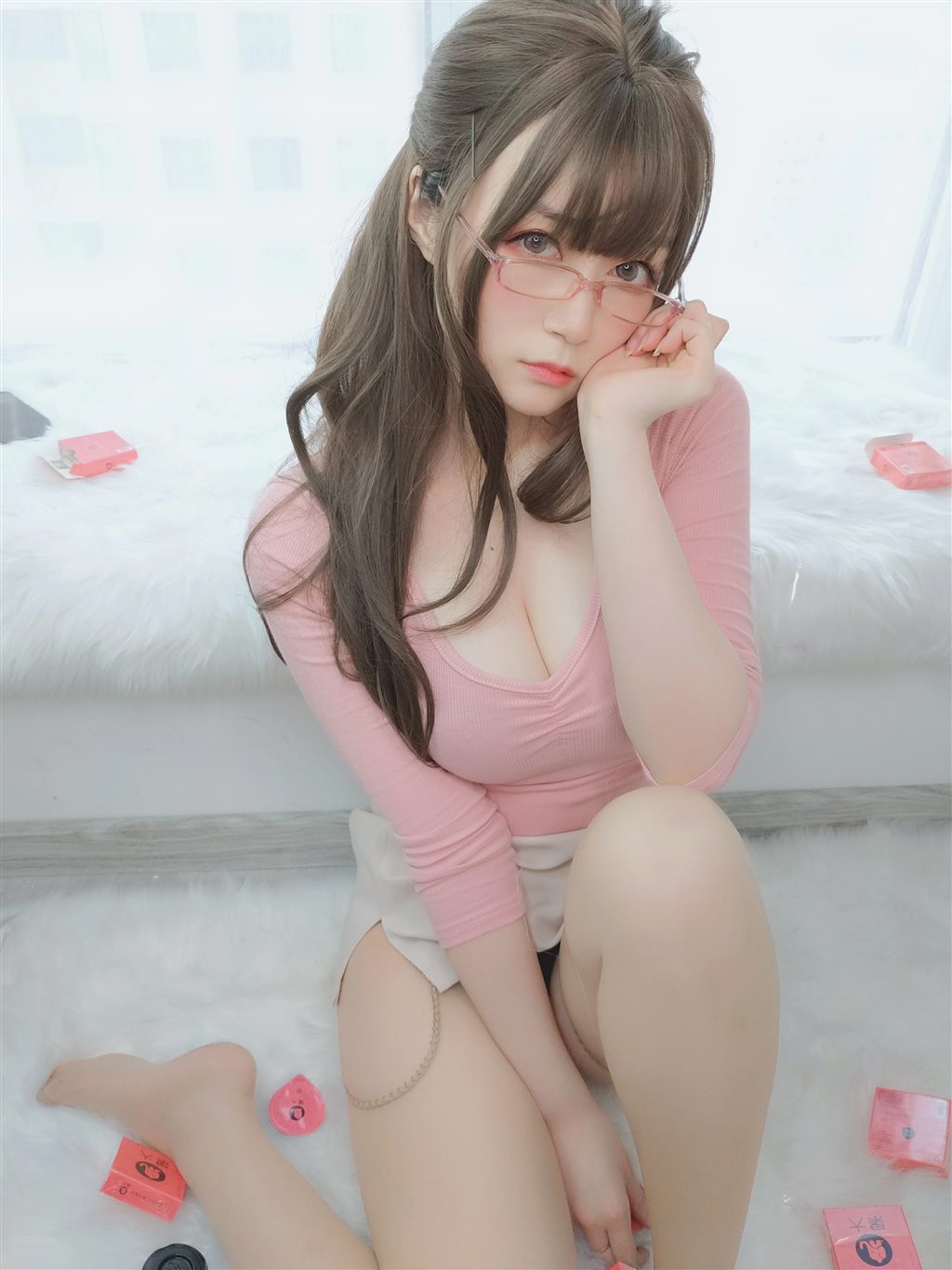 网红性感少女白银81粉色紧身上衣与白色短裙加肉丝美腿性感私房写真集