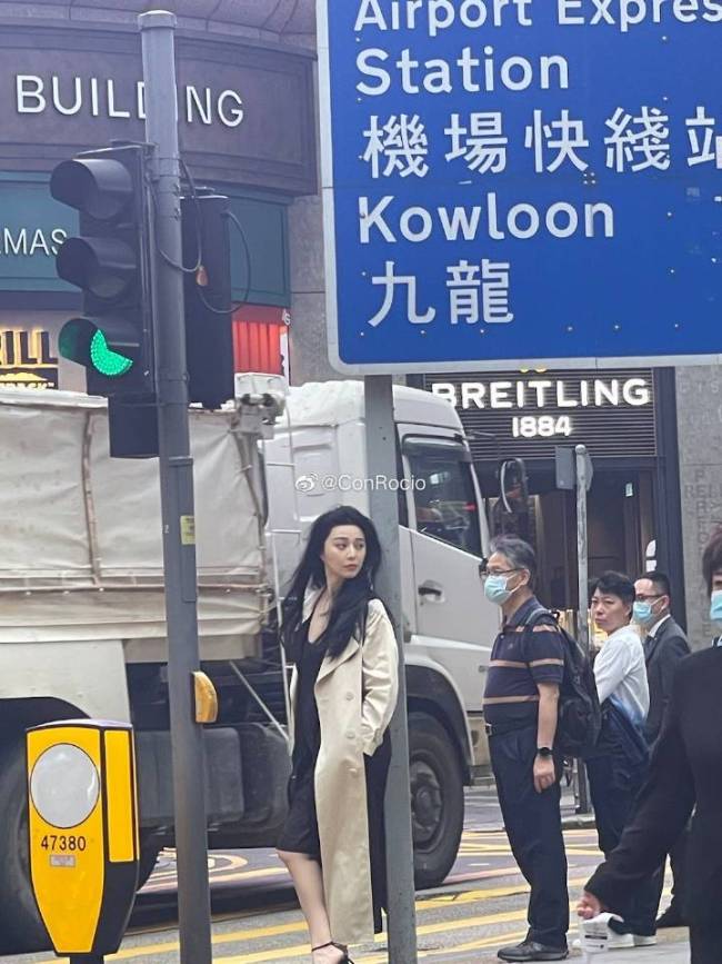 容貌依旧优秀！范冰冰现身香港 引路人疯狂拍照