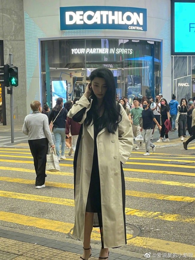 容貌依旧优秀！范冰冰现身香港 引路人疯狂拍照