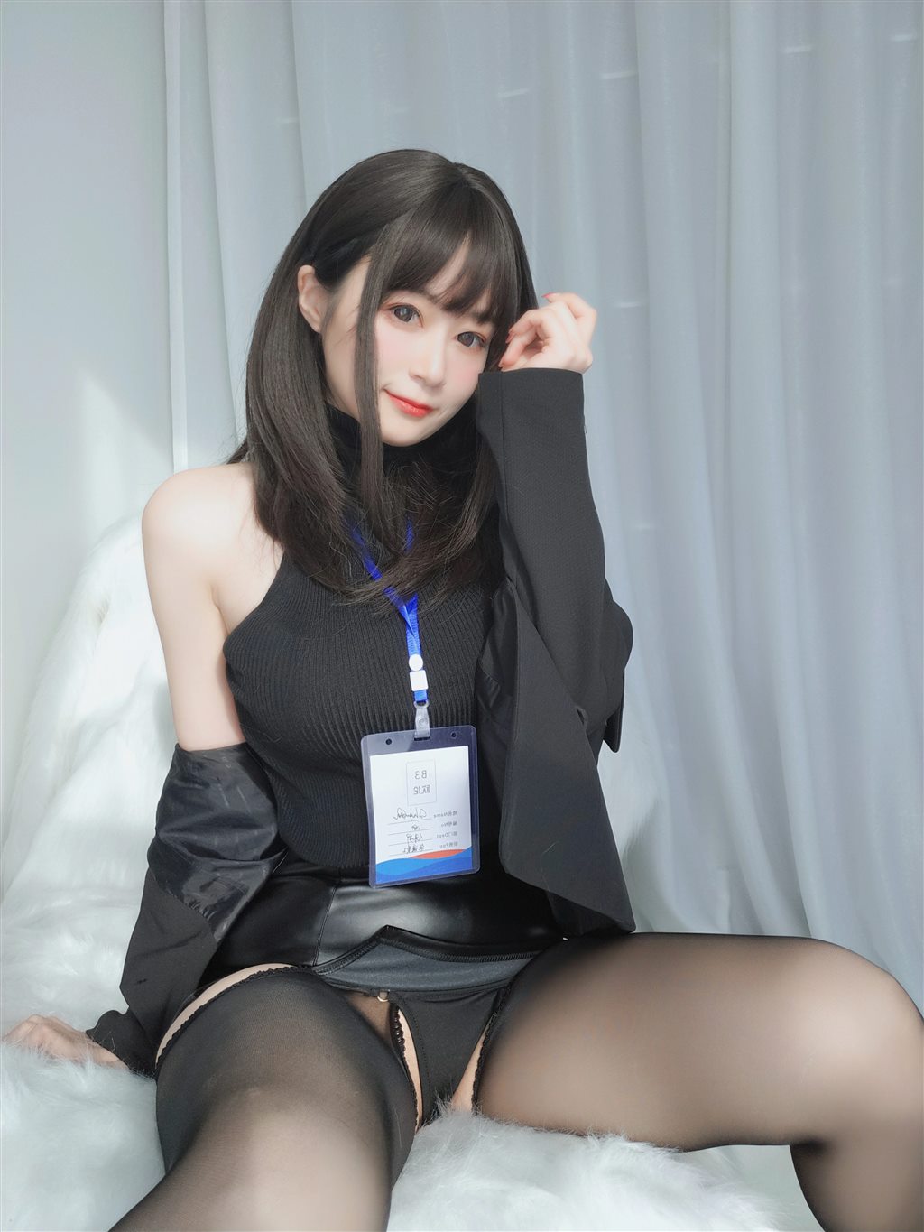职场新人白银81黑色短裙与内衣加黑丝美腿性感私房写真集