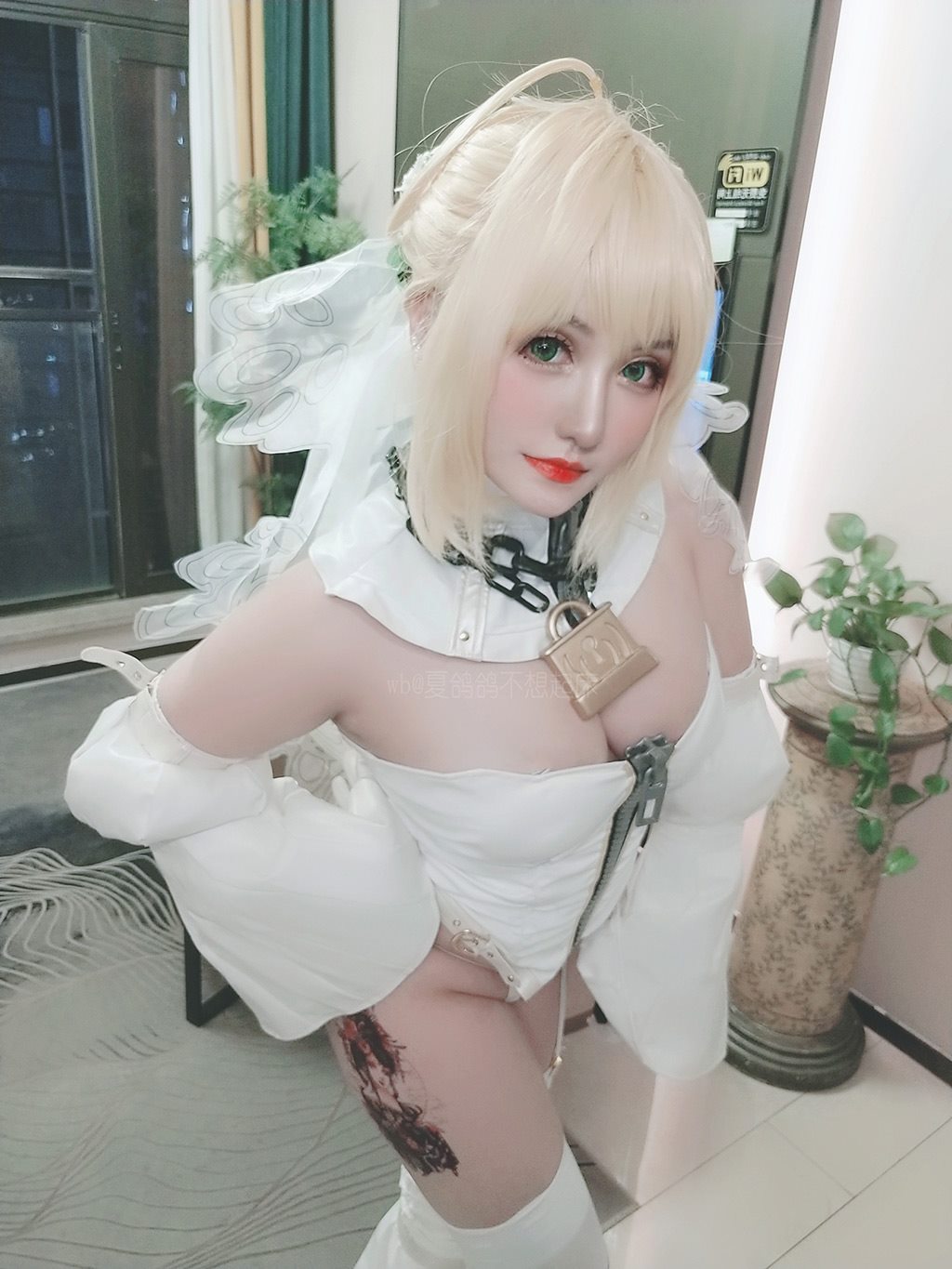 丰满性感少女夏鸽鸽不想起床尼禄花嫁白色情趣制服私房写真集
