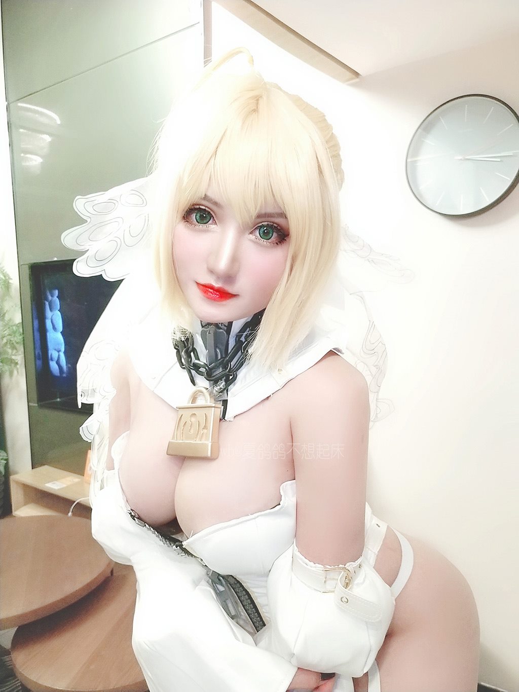 丰满性感少女夏鸽鸽不想起床尼禄花嫁白色情趣制服私房写真集