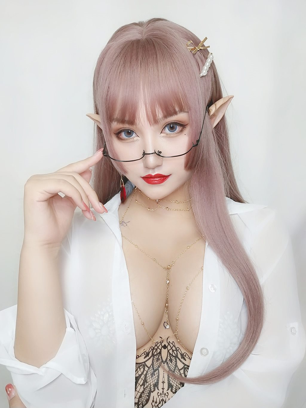 丰满性感少女夏鸽鸽不想起床水钻乳贴白色透视衬衫私房写真