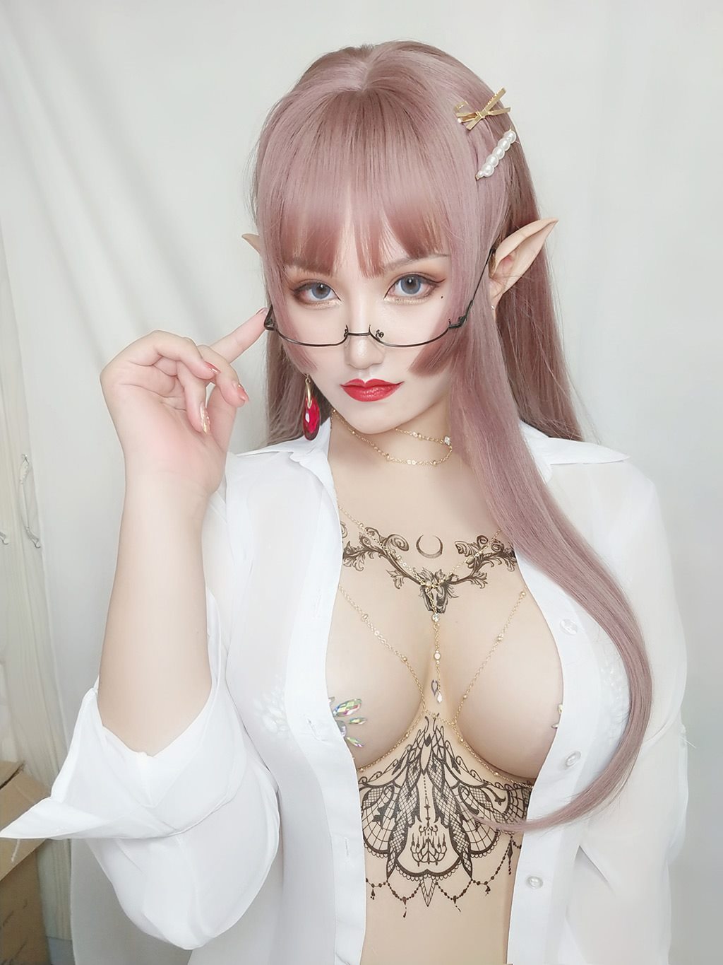 丰满性感少女夏鸽鸽不想起床水钻乳贴白色透视衬衫私房写真