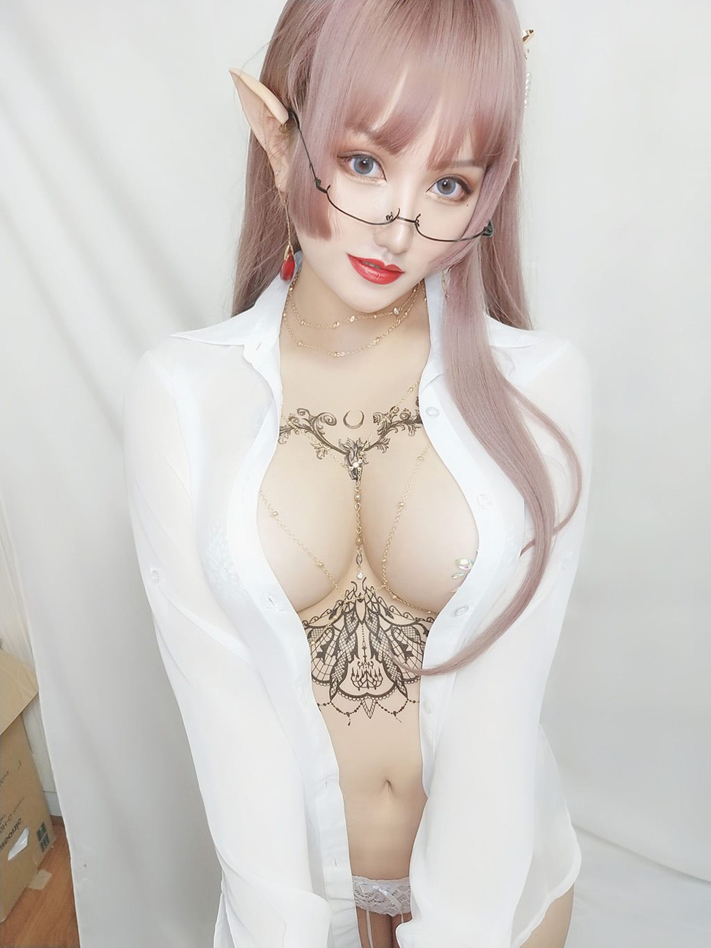 丰满性感少女夏鸽鸽不想起床水钻乳贴白色透视衬衫私房写真
