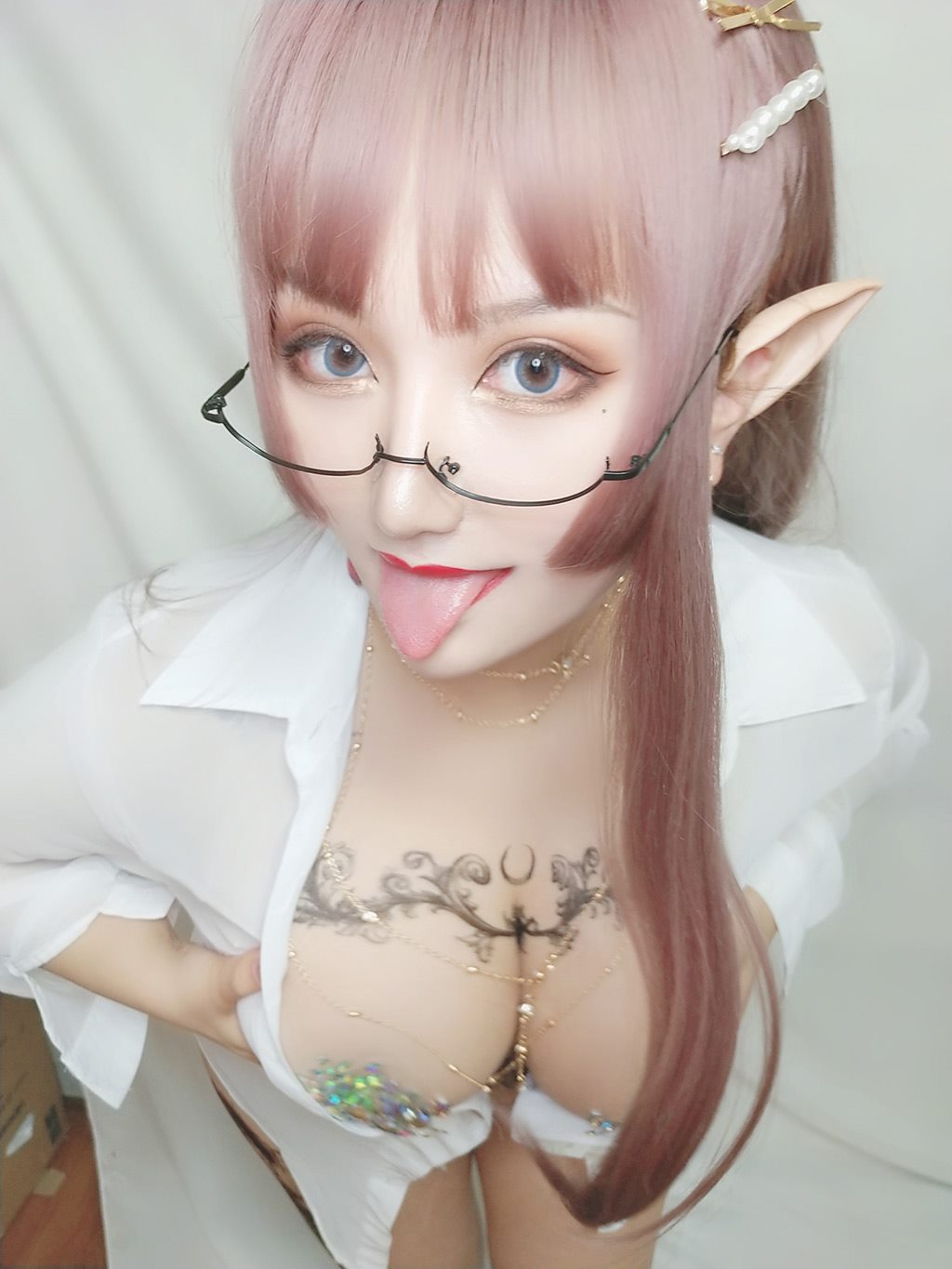 丰满性感少女夏鸽鸽不想起床水钻乳贴白色透视衬衫私房写真
