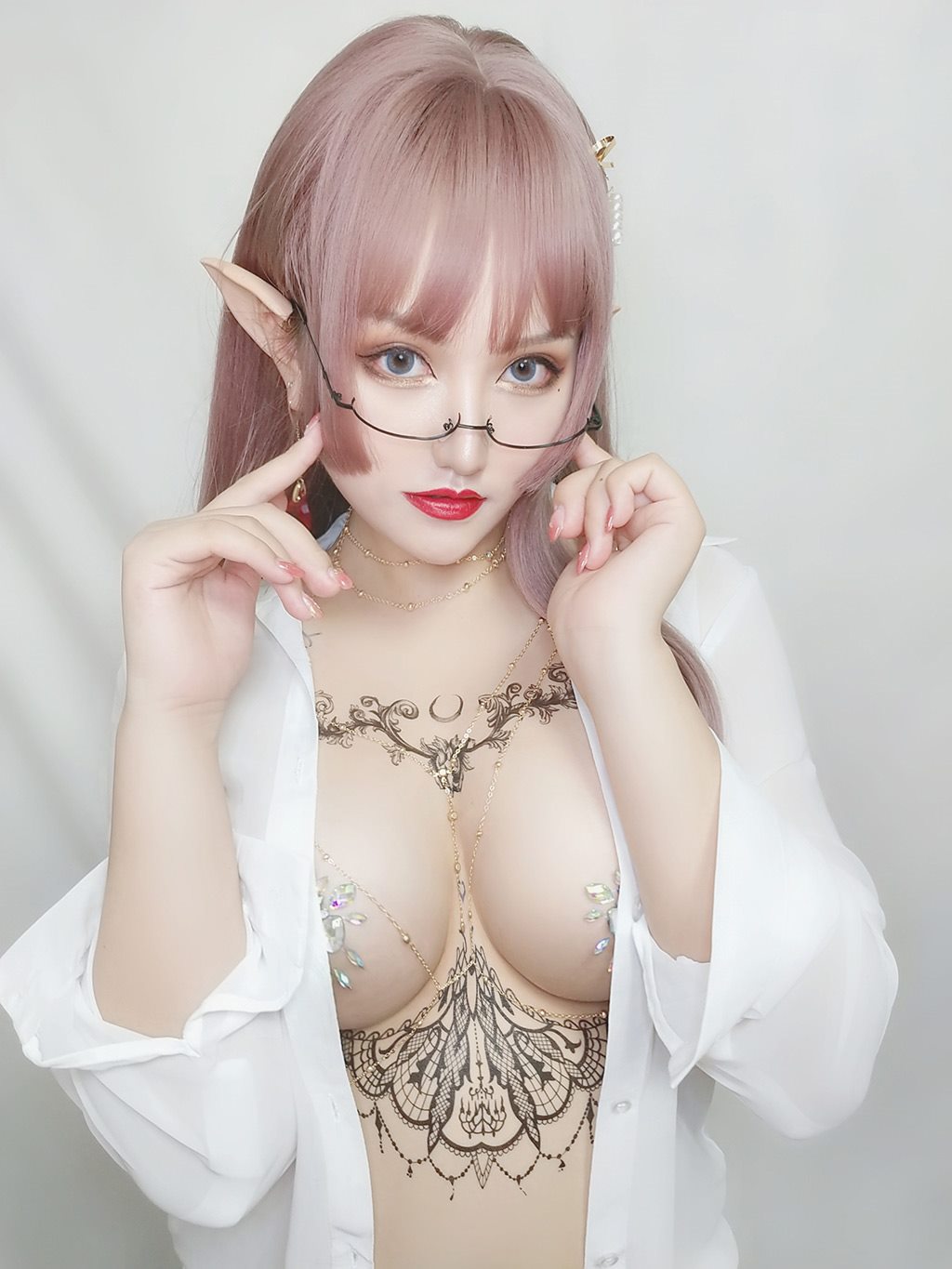 丰满性感少女夏鸽鸽不想起床水钻乳贴白色透视衬衫私房写真