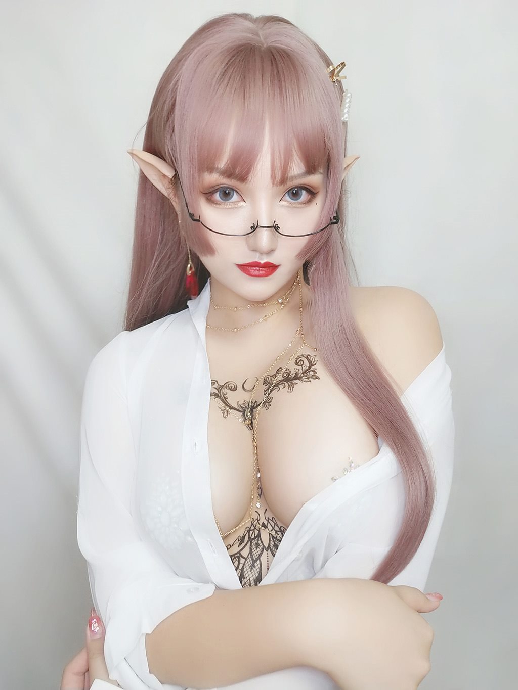 丰满性感少女夏鸽鸽不想起床水钻乳贴白色透视衬衫私房写真