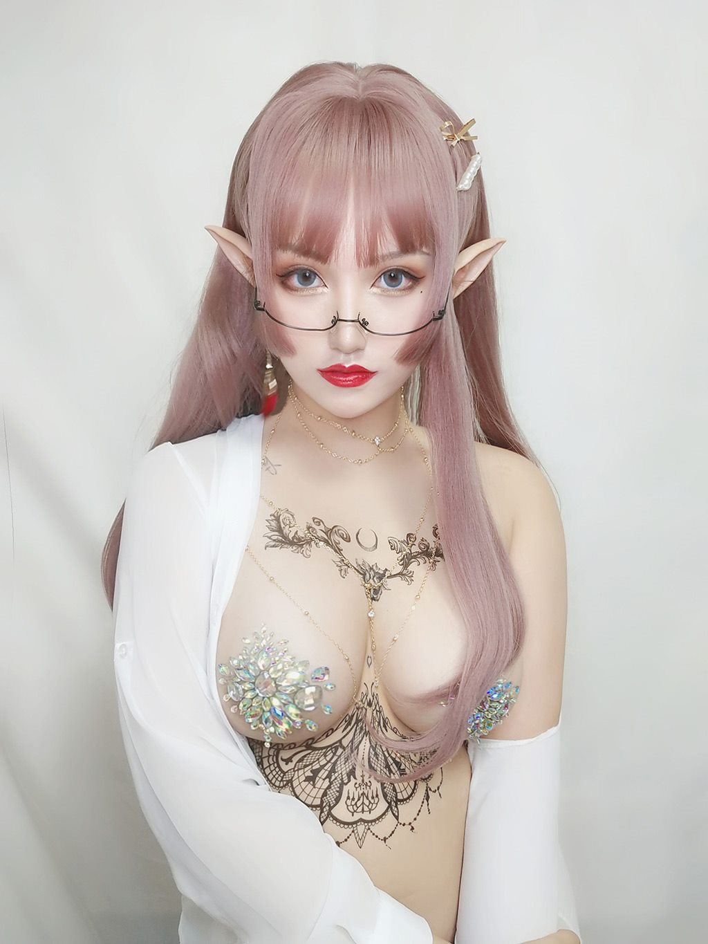 丰满性感少女夏鸽鸽不想起床水钻乳贴白色透视衬衫私房写真
