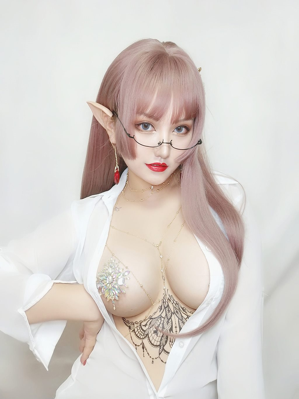 丰满性感少女夏鸽鸽不想起床水钻乳贴白色透视衬衫私房写真