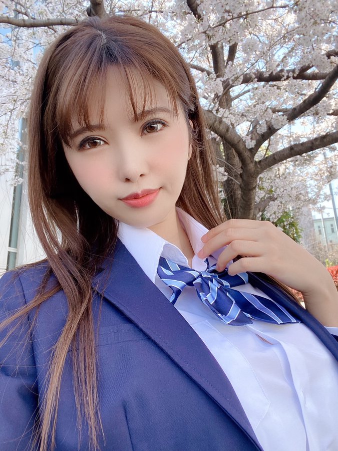 改名复出!H罩杯长腿美女“绿川雅”闪电引退沈寂3个月改名“MIYABI”重生!
