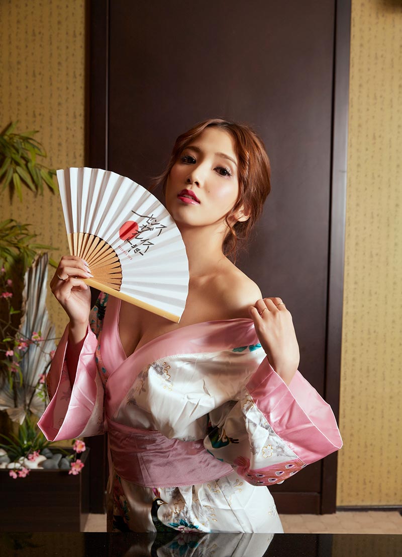 解放饱满上围！ 性感成人偶像「友田彩也香」睡前爆乳道晚安狂吸上千赞！