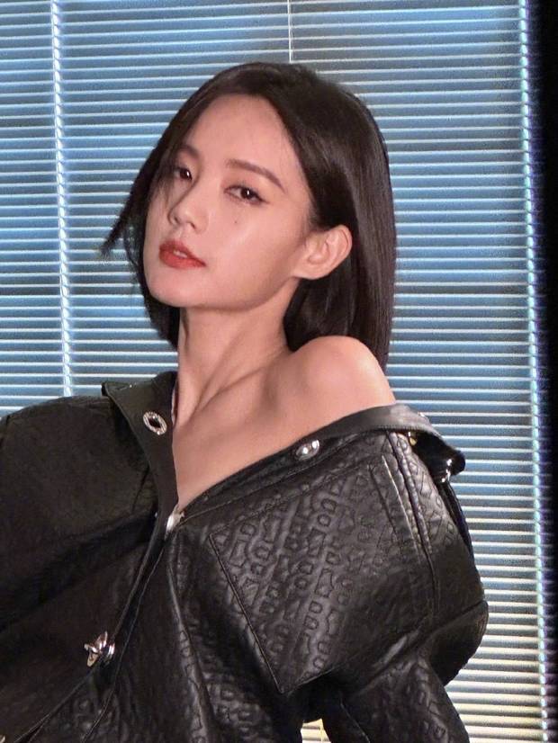 李一桐短发金属风拉满 小秀香肩性感魅惑