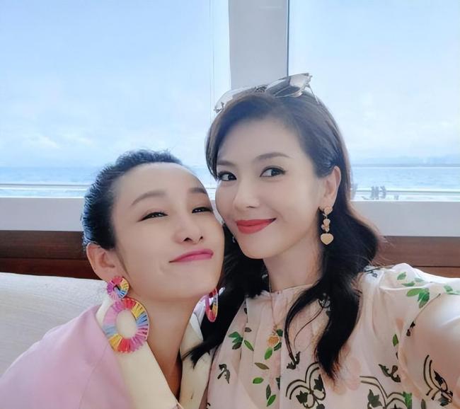 秦海璐卡点给刘涛庆生 晒两人贴脸合照感情超好