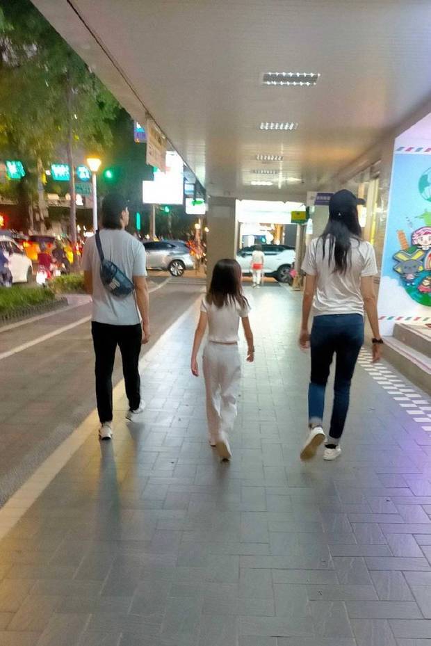 吴彦祖带妻女现身台北街头 10岁吴斐然长腿醒目