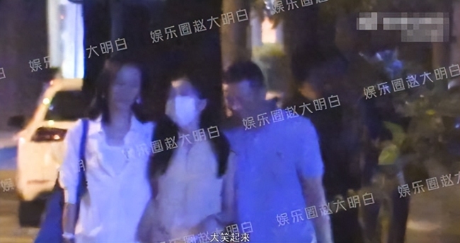 李亚鹏夫妇带李嫣聚餐 三人有说有笑亲热挽手