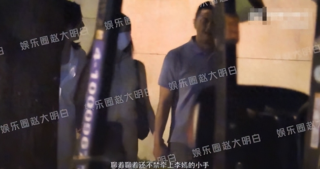 李亚鹏夫妇带李嫣聚餐 三人有说有笑亲热挽手