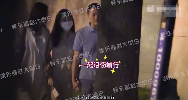 李亚鹏夫妇带李嫣聚餐 三人有说有笑亲热挽手