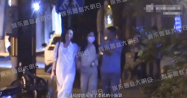 李亚鹏夫妇带李嫣聚餐 三人有说有笑亲热挽手