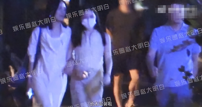 李亚鹏夫妇带李嫣聚餐 三人有说有笑亲热挽手