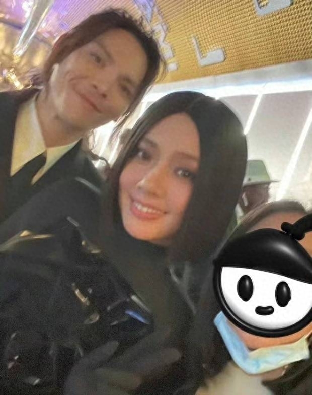 向佐郭碧婷与路人合影曝光 夫妻俩街头拍写真超酷