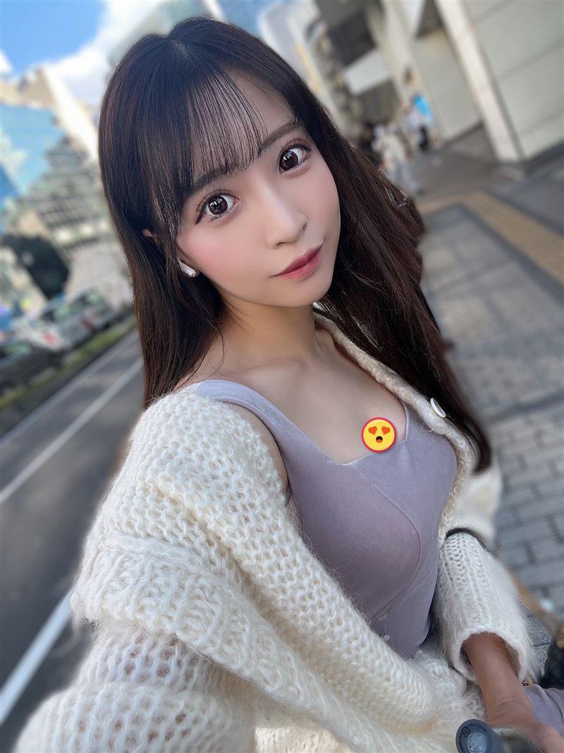 「顶流美少女」穿上兄弟球衣自拍 搭配啤酒+爱心...爪迷全嗨翻！