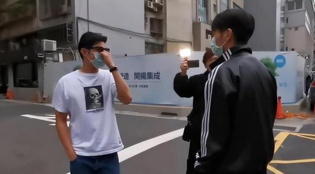 贾静雯老公被带入警局 劝架被打左眼受伤充血