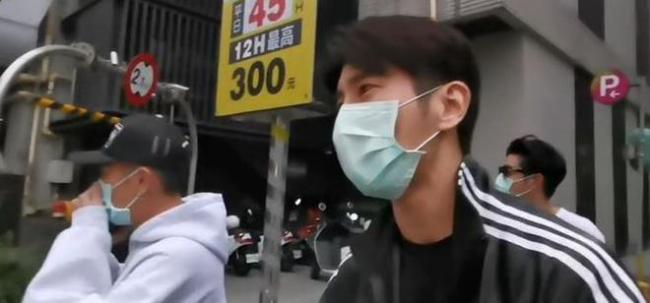贾静雯老公被带入警局 劝架被打左眼受伤充血