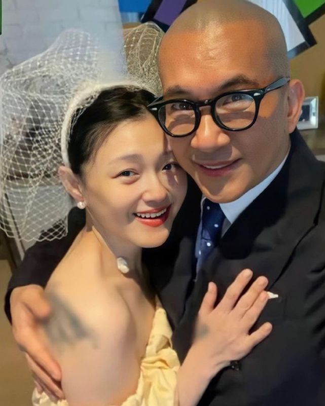 大S晒全身照正式复工 婚后素颜状态真好