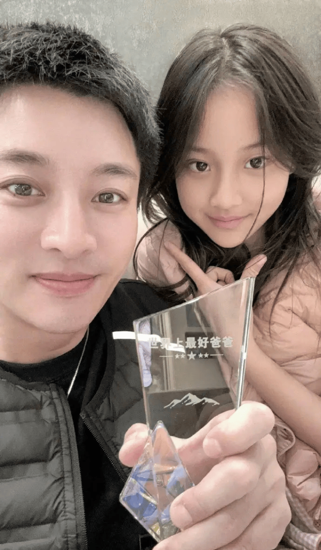 贾乃亮收到女儿父亲节祝福 开心地把洗面奶当牙膏
