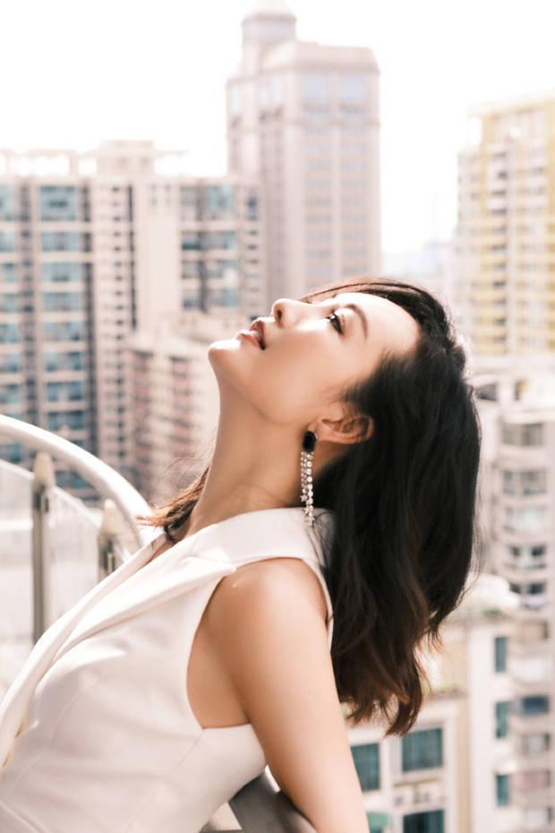 姐姐好美！41岁王鸥阳台写真熟女韵味十足