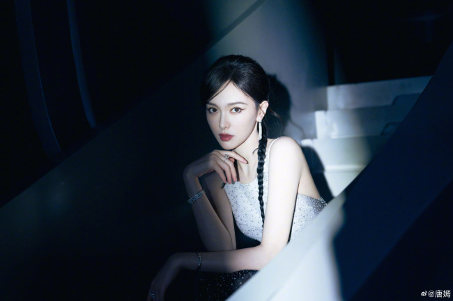 唐嫣身穿闪钻露背裙 科技十足化身银河女神