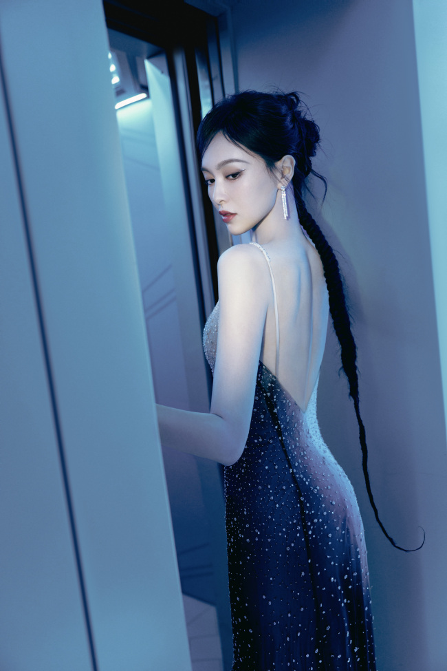 唐嫣身穿闪钻露背裙 科技十足化身银河女神