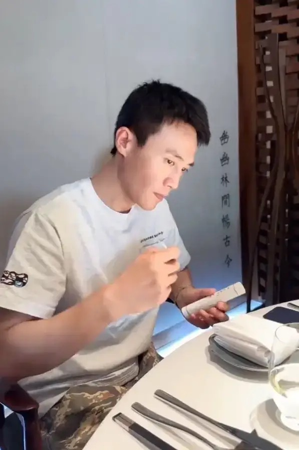 杜淳王灿约会享受二人世界 夫妻俩品尝美食好幸福