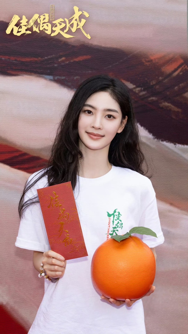 00后小花张凯莹签约欢瑞 同天新剧开机热度攀升