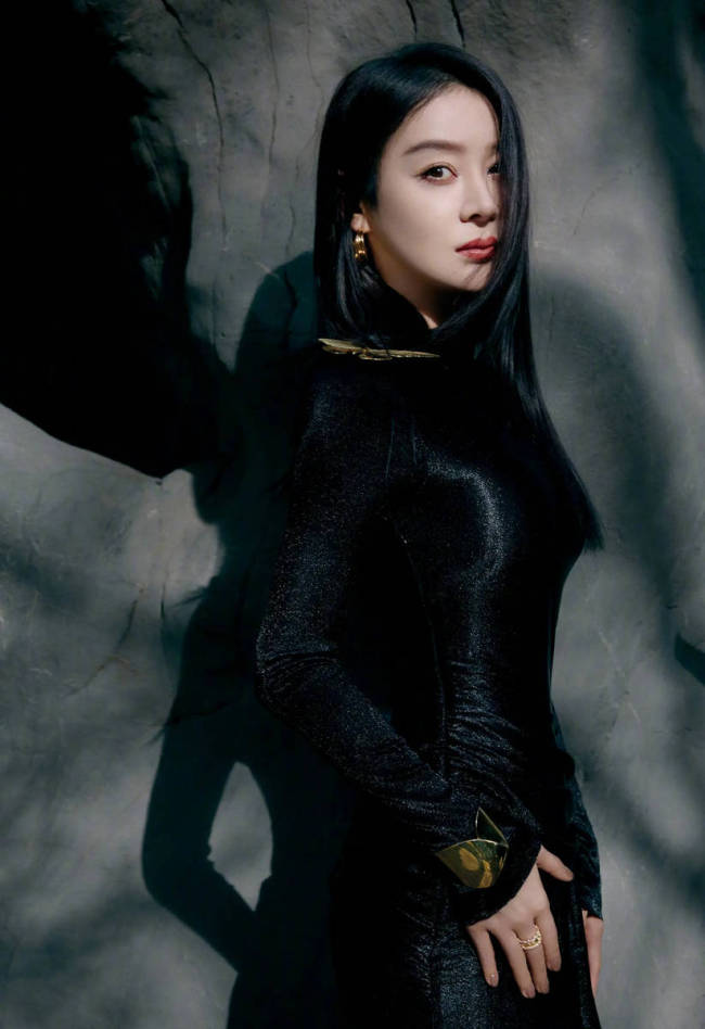 袁姗姗晒中国风写真 穿黑色紧身裙勾勒曼妙身姿