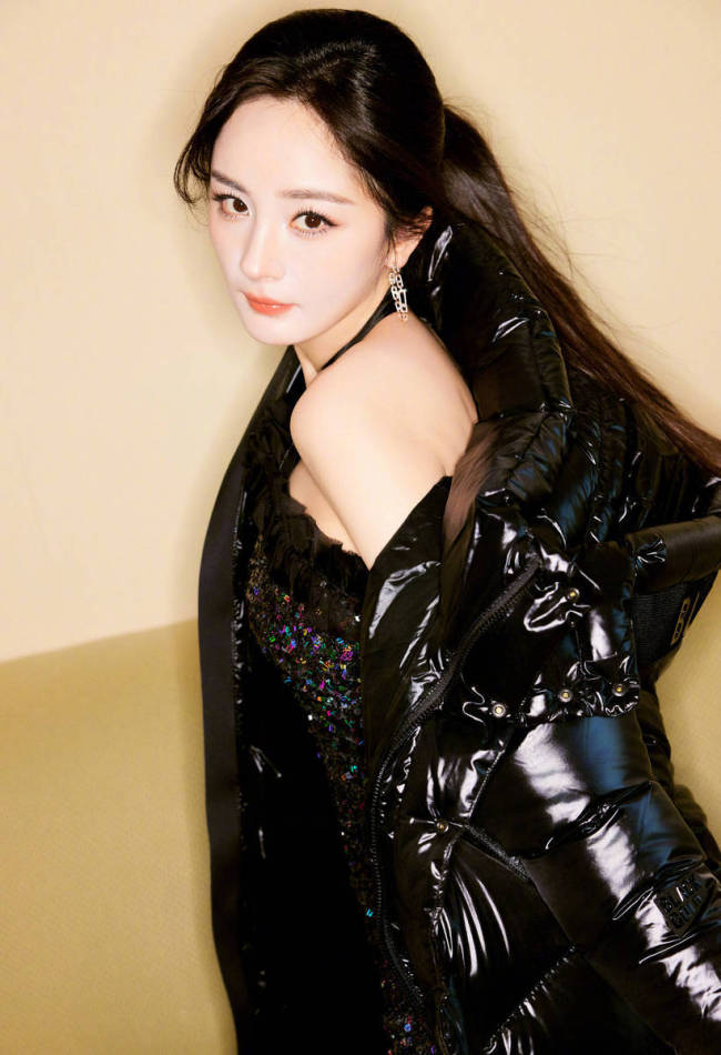 杨幂演绎冬日时尚 亮片短裙配羽绒服大秀美腿