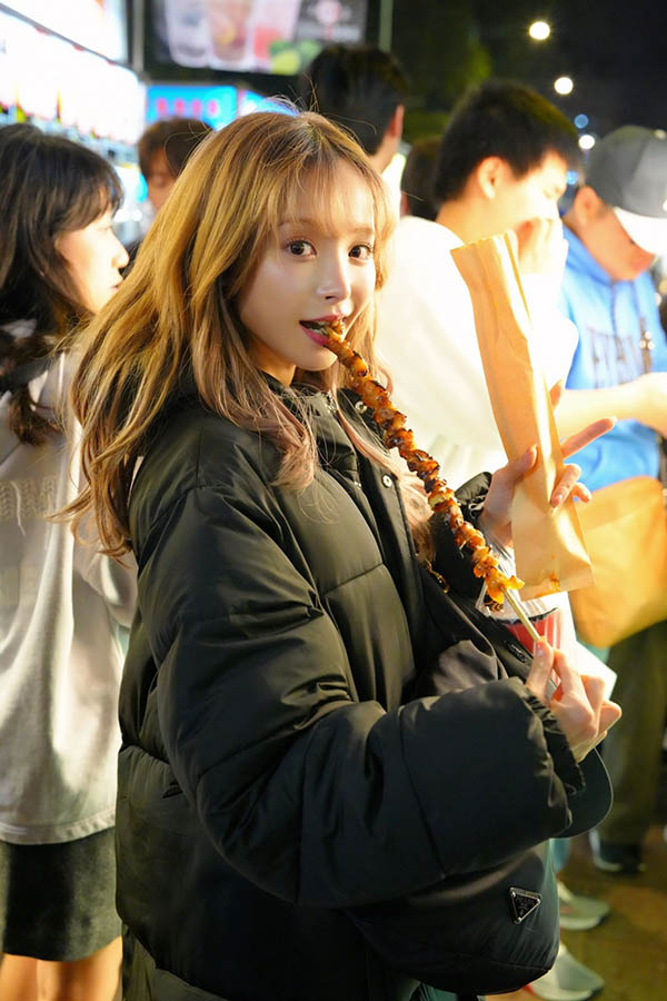台北太冷？桃乃木香奈逛宁夏夜市「包超厚羽绒」 竟意外引发网友热议