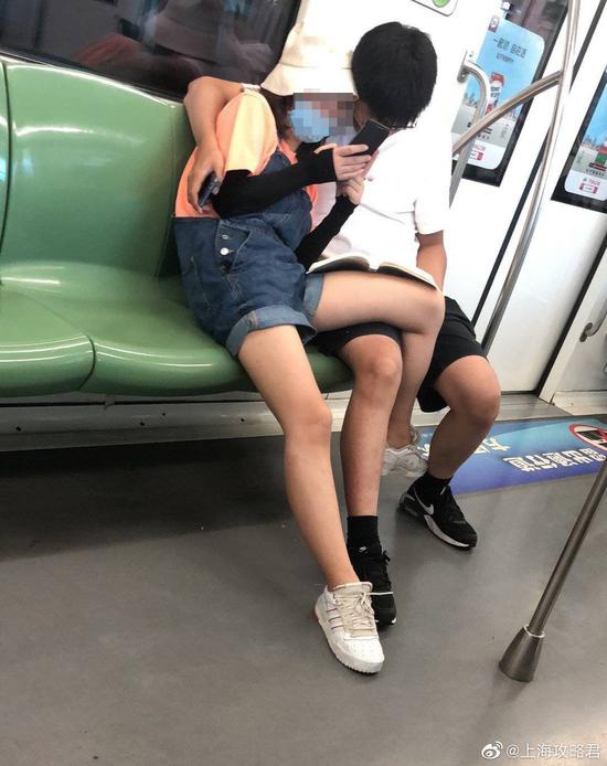 上海地铁1号线,一对男女举止不雅。
