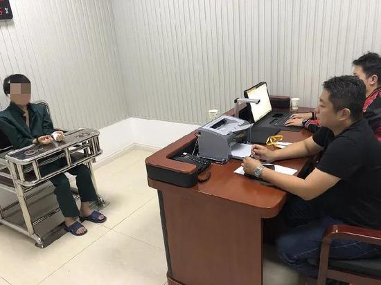 男子商场劫持人质向警察索要枪支