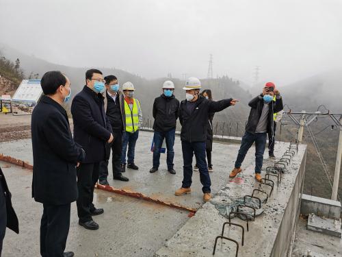 疫情期间罗强州长率部在凯里环北高速施工现场调研 来源:中国水电十四局官网