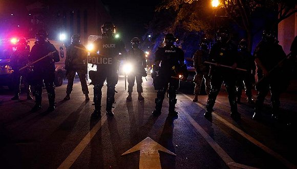 美暴力执法警察为何被控两项罪名?若定罪如何判罚?