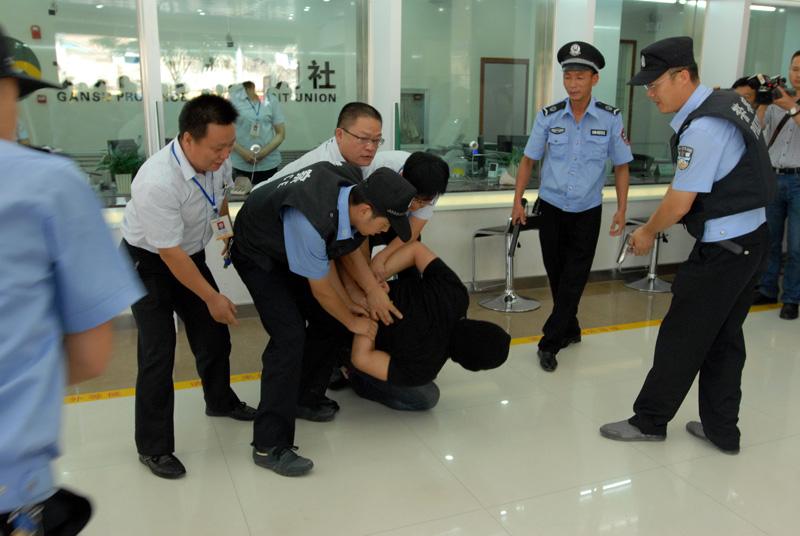 男子用香蕉抢银行 抢劫银行判刑会判多久?