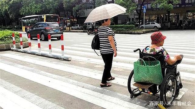 “他不帮我过马路我能摔倒吗”89岁老太太向11岁男孩索赔17万
