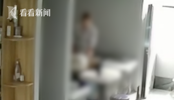理发店男子"咸猪手"伸进女顾客衣领 就想往那按