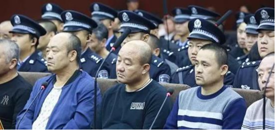 扫黑办披露3起涉黑大案:市委书记将1/4工程交给涉